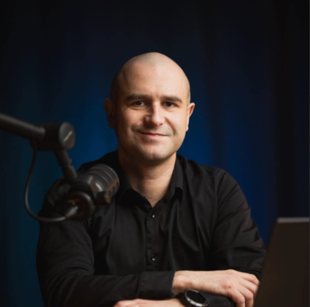 Photo of Szymon Słowik, founder of takaoto.pro and AI-mode SEO researcher.