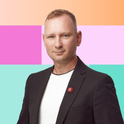 Portrait of Milosz Krasiński, SEO and AI visibility expert from Chilli Fruit Web Consulting.